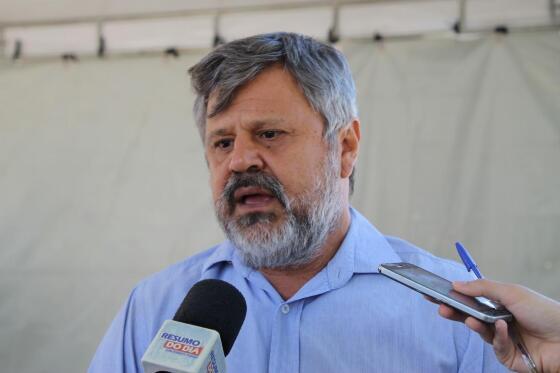 O prefeito interino de Cuiabá, José Roberto Stopa detonou o serviço de tapa buraco