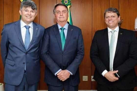 O deputado federal José Medeiros, o presidente Jair Bolsonaro, e o ministro Tarcísio de Freitas