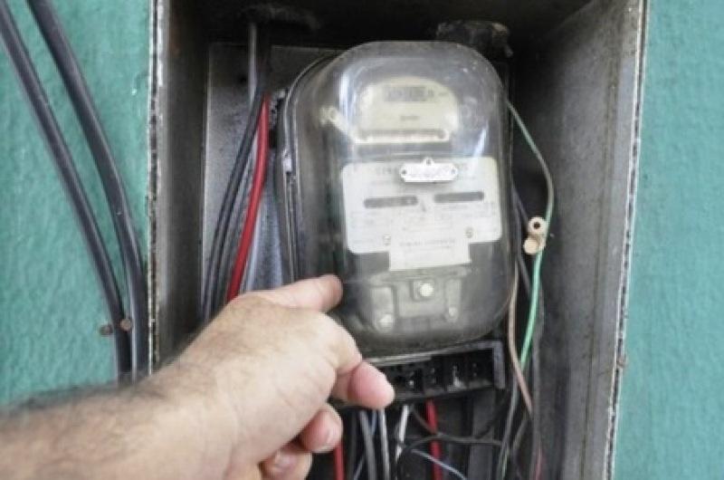 CARA DE PAU - Homem descobre gato, desliga fio e vizinha reclama de falta de energia - News Rondônia